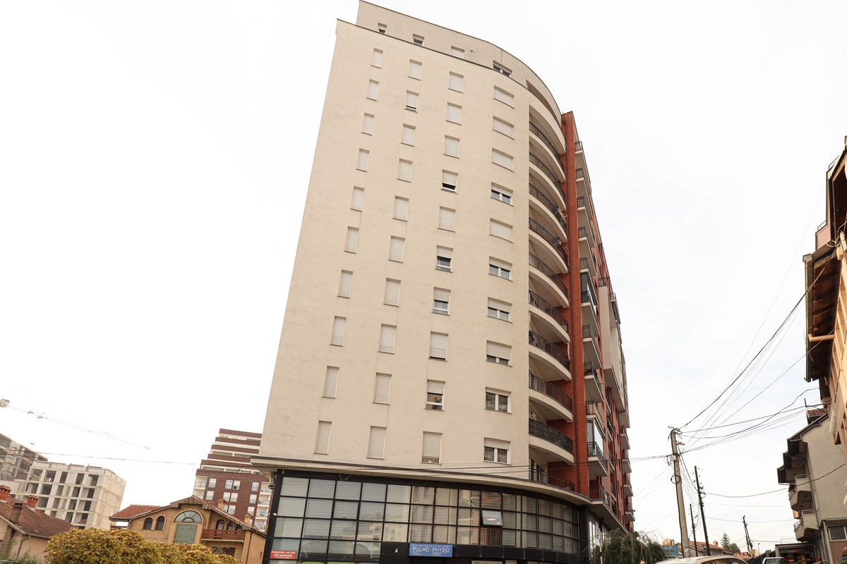 Lokal në shitje 297m² në Mahallën e muhaxherëve