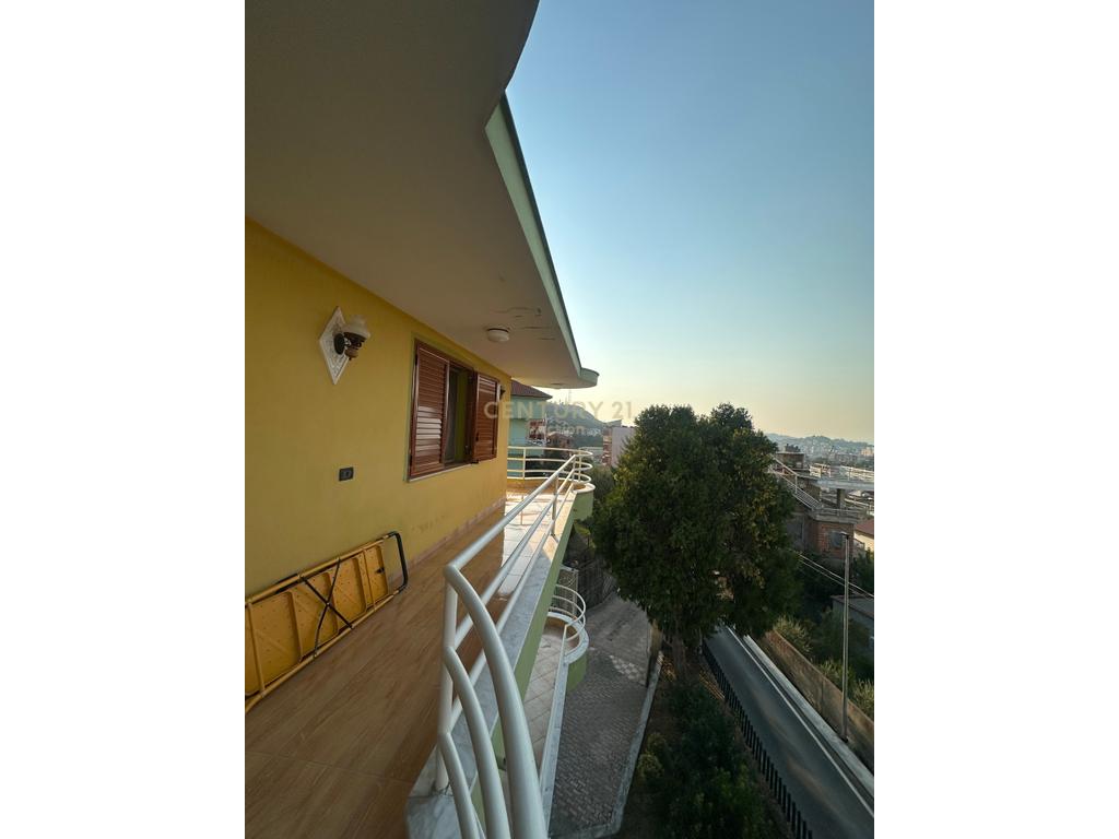 VILË 3-KATËSHE ME QIRA – 1,200 €/MUJ Pranë Turgut Ozal | Akses nga Rruga e Kavajës & Selitë