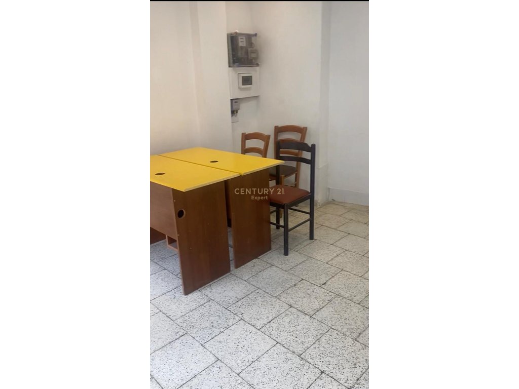 JAPIM ME QIRA DYQAN 20M2 PRANE BAR OSLO, RRUGA BARDHYL !!