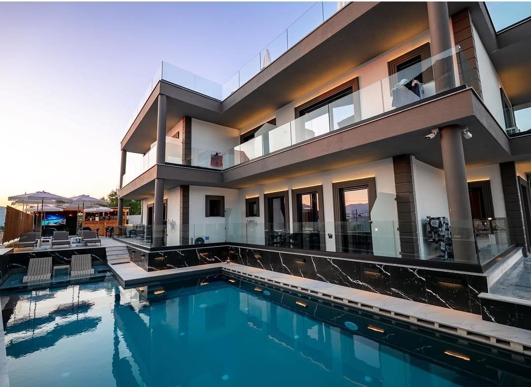 Hotel Luksoz i Sapo Përfunduar për Shitje në Ksamil | 10 Dhoma | €1,300,000
